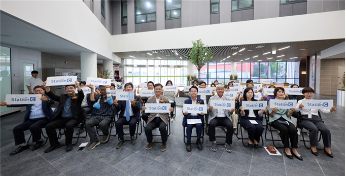 한림대학교, 춘천시·강원정보문화산업진흥원과 함께 ‘Station C’ 브랜드 현판 제막식 개최.png 이미지